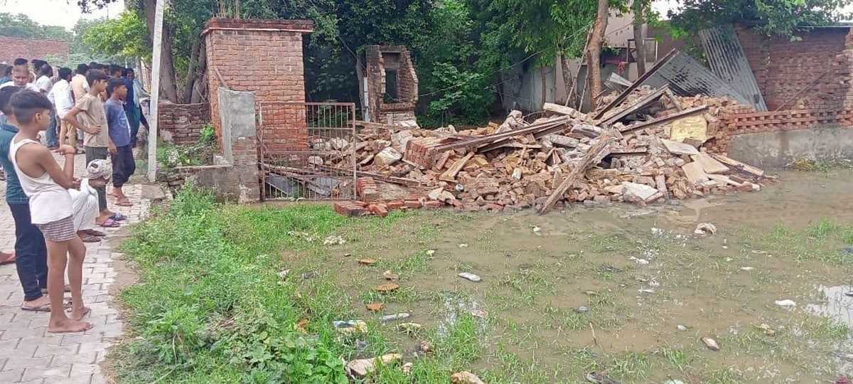 जेवर में दो मंजिला मकान जमीदोज, एक की मौत, जहांगीरपुर में छत गिरी